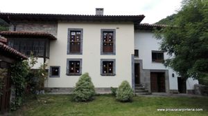 fachada con ventanas de iroco