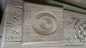tallas en puerta