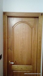 puerta con arco en castaño