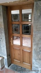 puerta acristalada en castaño