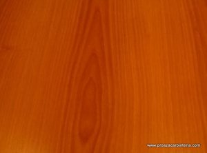detalle tabla de cerezo barnizada