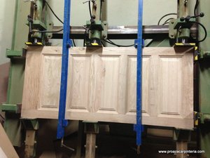 prensado de puerta de castaño